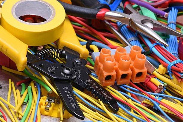 Como escolher os melhores serviços de instalação e manutenção elétrica